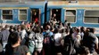 Migranti sa snažia nastúpiť do vlaku v Budapešti.