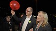 Vtedajšia predsedníčka vlády Iveta Radičová obdarovala lídra SaS Richarda Sulíka červeným balónikom 