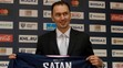 Miroslav Šatan s dresom počas jeho uvedenia do Siene slávy Slovana Bratislava.