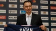 Miroslav Šatan s dresom počas jeho uvedenia do Siene slávy Slovana Bratislava.