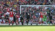 Calum Chambers (Arsenal) sa raduje z gólu do siete Liverpoolu.