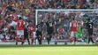 Calum Chambers (Arsenal) sa raduje z gólu do siete Liverpoolu.
