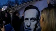 Ľudia sa zhromaždili pred ruským veľvyslanectvom vo Varšave na protest proti úmrtiu ruského opozičného lídra Alexeja Navaľného.