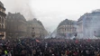 Protestujúci dav sa po pochode Parížom zhromaždil na námestí.