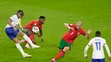 Pepe blokuje strelu Kyliana Mbappého.