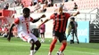 Sprava Trnavčan Róbert Pich a hráč Trenčína Emmanuel Uchegbu bojujú o loptu v 1. kole Niké ligy.