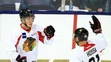 Radosť po góle Marka Daňa Mariána Hossu v kempe Chicago Blackhawks.