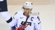 Brankár Patrik Rybár (vpravo) sa snaží chytiť puk pred Američanom Chrisom Kreiderom v zápase na MS 2019.