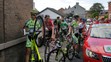 Cyklisti čakajú na reštart 3. etapy po hromadnom páde na TdF.