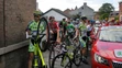 Cyklisti čakajú na reštart 3. etapy po hromadnom páde na TdF.