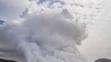 Na snímke oblak dymu sa valí pri erupcii sopky v Grindavíku na Islande.