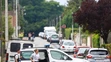 Francúzski policajti hliadkujú pred kostolom.