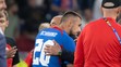 Ivan Schranz a tréner slovenskej reprezentácie Francesco Calzona sa objímajú po osemfinále ME 2024 proti Anglicku.