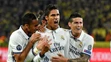 Stopér Realu Madrid Raphael Varane (v strede) oslavuje gól do siete Dortmundu so spoluhráčmi Danilom (vľavo) a Jamesom Rodríguez