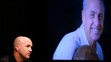 Jordi Cruyff (vľavo), syn nedávno zosnulého legendárneho holandského futbalistu Johana Cruyffa pred novinármi na Nou Campe.