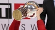 Na snímke kanadský reprezentant Corey Perry oslavuje s trofejou titul majstra sveta z MS v Rusku