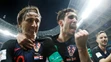 Luka Modrič, Šime Vrsaljko (vľavo) a Ivan Rakitič oslavujú postujúci gól do finále MS.