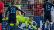 Na snímke vľavo Angličan Alfie Mawson (Anglicko) strieľa gól brankárovi Adriánovi Chovanovi na ME 21.