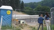 Na snímke zosuv pôdy na stavbe obchodného centra na Ulici Okružná v meste Handlová.