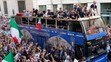 Talianski futbalisti v otvorenom autobuse oslavujú zisk titulu majstra Európy.