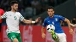 Hráč Írska Shane Long (vľavo) a hráč Talianska Alessandro Florenzi v súboji o loptu na ME.