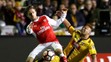 Nacho Monreal (vľavo) z Arsenalu v súboji o loptu proti Nickovi Baileovi zo Suttonu v zápase FA Cupu.