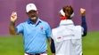 Rory Sabbatini s caddym - manželkou Martinou sa tešia po poslednom údere