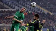 Cosmin Monti (Ludogorec) v súboji o loptu s Olivierom Giroudom (Arsenal).