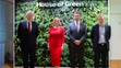Výkonný riaditeľ State of Green Finn Mortensen, prezidentka Zuzana Čaputová a minister dopravy Andrej Doležal počas návštevy síd