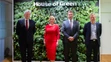 Výkonný riaditeľ State of Green Finn Mortensen, prezidentka Zuzana Čaputová a minister dopravy Andrej Doležal počas návštevy síd