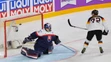 Dominik Kahun z Nemecka premieňa rozhodujúci nájazd v dueli MS 2017 proti Slovensku.