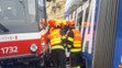 Osobné auto sa zakliesnilo medzi dve električky.