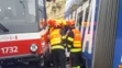Osobné auto sa zakliesnilo medzi dve električky.