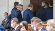 Poslanci za SMER-SD odchádzajú z rokovacej sály počas predstavovani programového vyhlásenia premiérom.