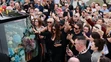 Fanúšikovia Sinead O'Connor počas rozlúčky so zosnulou speváčkou.