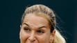 Dominika Cibulková odvracia úder Poľky Agnieszky Radwaňskej v osemfinále Wimbledonu.