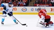 Andrej Sekera (Tím Európy) a Carey Price (Kanada).