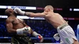 Tvrdá rana Conora McGregora (vpravo) v dueli proti Floydovi Mayweatherovi.