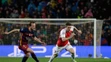 Súboj hráčov FC Barcelona Ivana Rakitiča a Arsenalu Londýn Nacha Monreala.
