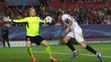Vitolo zo Seville (vpravo) sa snaží prekonať gólmana Leicestru Kaspera Schmeichela v osemfinále LM.
