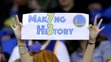 Fanúšička Golden State Warriors drží transparent počas posledného zápasu základnej časti NBA v ktorom Warriors vytvorili nový re