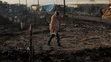 Migranti opúšťajú tábor v Calais.