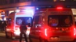Na videosnímke policajti zasahujú na mieste po streľbe neďaleko synagógy 2. novembra 2020 vo Viedni.