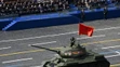 Osamotený tank T-34 zo sovietskej éry počas vojenskej prehliadky v Moskve.