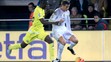 Hráč Realu Madrid Cristiano Ronaldo v súboji o loptu s Ericom  Baillyom (Villarreal).