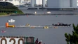 Loď, ktorá prekážala pri štarte v triatlone mužov.