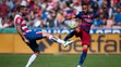 Súboj o loptu hráča FC Barcelona Neymara da Silvu (vľavo) a Davida Lombama (Granada).