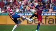 Súboj o loptu hráča FC Barcelona Neymara da Silvu (vľavo) a Davida Lombama (Granada).