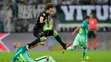 Vo výskoku hráč Borussie Mönchengladbach Fabian Johnson, na zemi v ostrom sklze defenzívna opora Barcelony Javier Mascherano v d