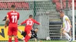 V pozadí brankár Ivan Krajčírik (Ružomberok) a Roman Haša (Sereď) v zápase Fortuna ligy.
